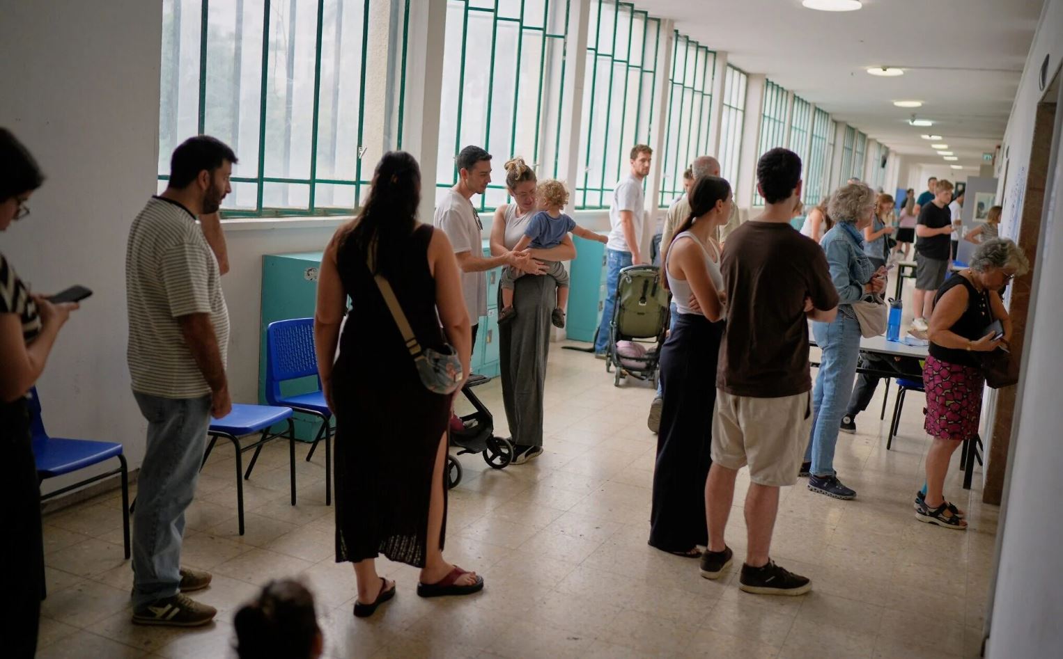 Ψηφοφόροι περιμένουν στην ουρά για να ασκήσουν το εκλογικό τους δικαίωμα σε σχολείο που λειτουργεί ως εκλογικό τμήμα στο Τελ Αβίβ, κατά τη διάρκεια των βουλευτικών εκλογών στο Ισραήλ, την Τρίτη 27 Οκτωβρίου 2026. Φωτογραφία: David Goldman / AP.