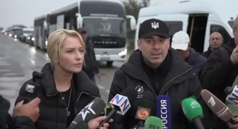 Ο Ουκρανός επίτροπος Ανθρωπίνων Δικαιωμάτων Ντμίτρο Λούμπινετς και η Ρωσίδα ομόλογός του Γιάνα Λαντράτοβα μπροστά από την αυτοκινητοπομπή εκκένωσης στο υπό ρωσική κατοχή Αρμιάνσκ της Κριμαίας, στις 30 Οκτωβρίου 2026. (Φωτογραφία: Ντμίτρο Λούμπινετς / Telegram)