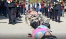 Κεφαλονιά: Πιστοί ξάπλωσαν για να περάσει από πάνω τους το σκήνωμα του Αγίου Γερασίμου - ΦΩΤΟ - ΒΙΝΤΕΟ