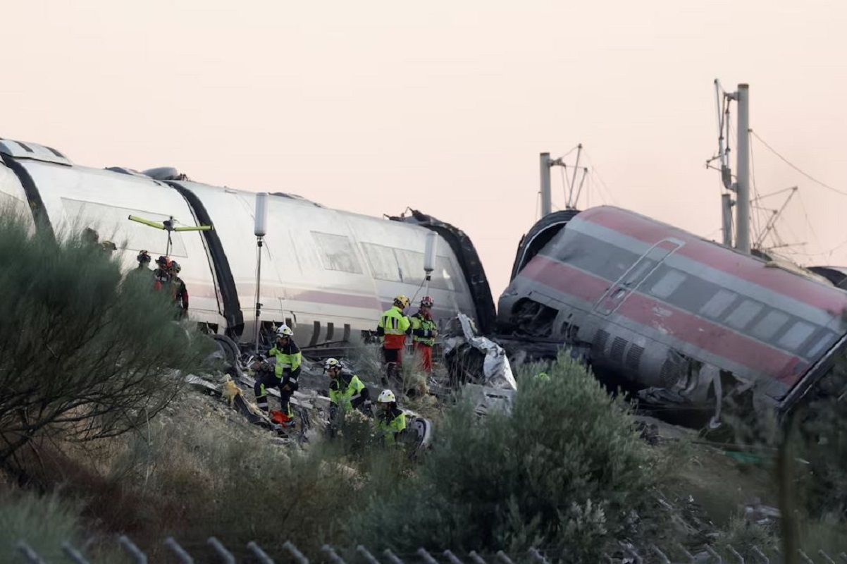 Σωστικά συνεργεία εργάζονται στο σημείο της σύγκρουσης των δύο συρμών, μεταξύ Μόρα και Οργκάθ, στην επαρχία Τολέδο της Ισπανίας, στις 28 Οκτωβρίου 2026. (Φωτογραφία: Reuters/Violeta Santos Moura)