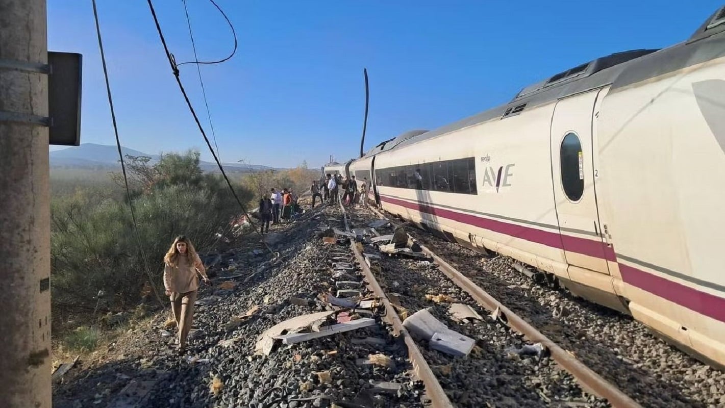 Ισπανία: Σύγκρουση δύο τρένων υψηλής ταχύτητας – Βαγόνια έπεσαν σε πρανές, πληροφορίες για τουλάχιστον 39 νεκρούς