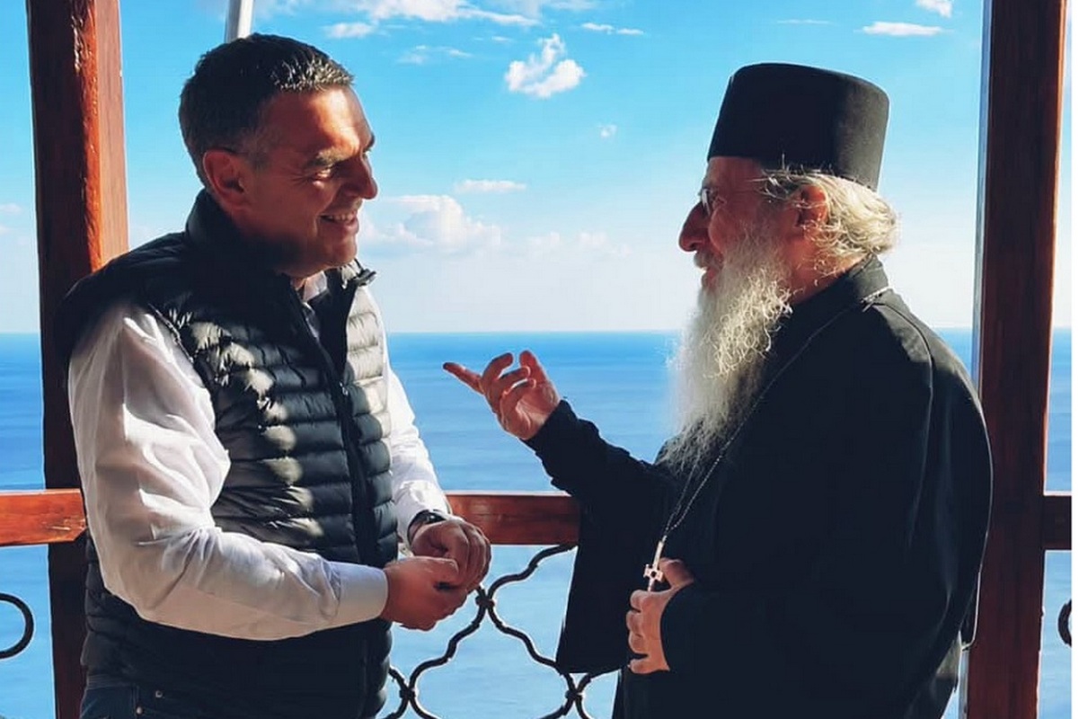 Στο Άγιο Όρος ο Αλέξης Τσίπρας – «Ψέλνεις στη Σιμωνόπετρα και ακούγεται στον Άδη…»