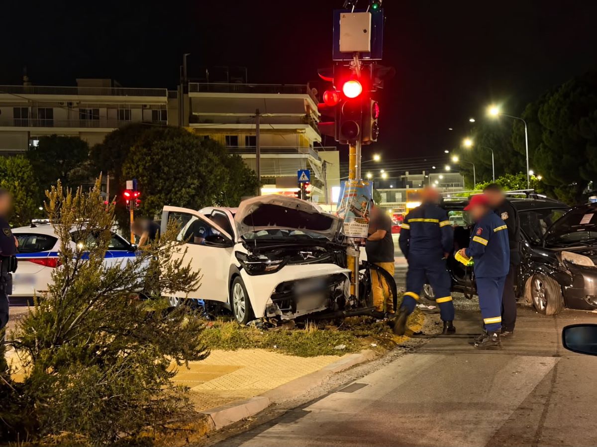 Αγρίνιο: Τρομακτική σύγκρουση οχημάτων σε κόμβο – Το ένα αυτοκίνητο κατέληξε σε φανάρι – ΦΩΤΟ & ΒΙΝΤΕΟ