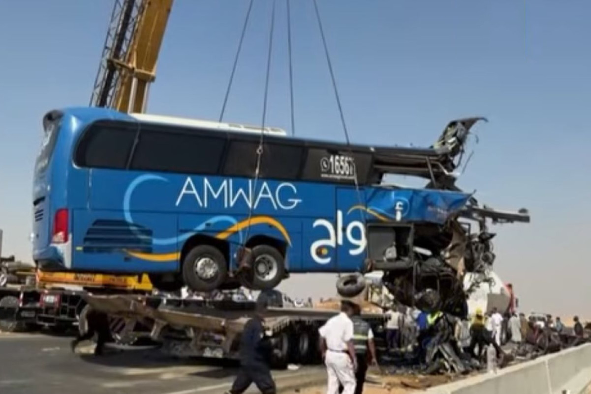 Τραγωδία στην Αίγυπτο: 13 νεκροί και 34 τραυματίες έπειτα από σύγκρουση τουριστικού λεωφορείου με φορτηγό – BINTEO