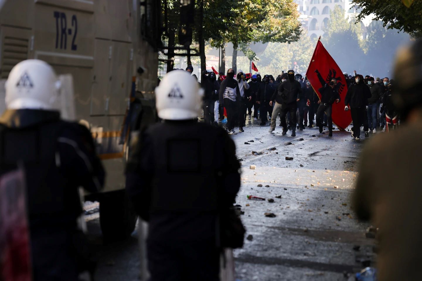 Αλβανία: Στο «κόκκινο» η ένταση για έβδομη ημέρα – Δεκάδες συλλήψεις και σκληρό μήνυμα Ράμα στους διαδηλωτές