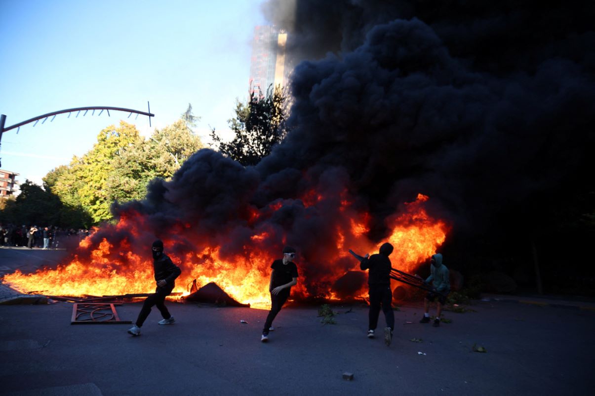 Νέα σοβαρά επεισόδια στην Αλβανία μεταξύ φοιτητών και αστυνομίας – Στις φλόγες το υπουργείο Παιδείας – ΒΙΝΤΕΟ