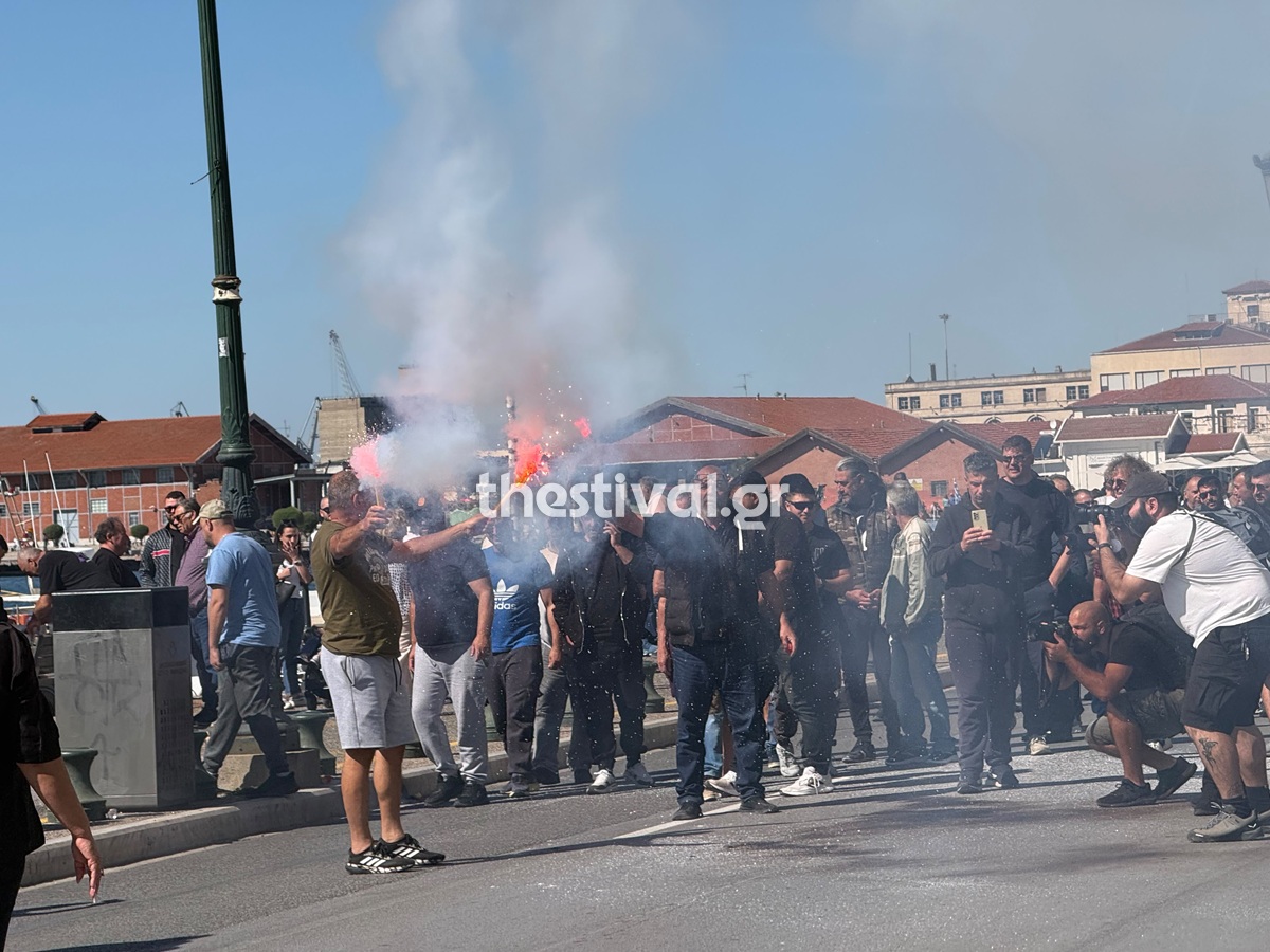 Θεσσαλονίκη: Κλιμακώνουν τις κινητοποιήσεις τους οι αλιείς – Έκλεισαν συμβολικά τη Λεωφόρο Νίκης – ΒΙΝΤΕΟ – ΦΩΤΟ