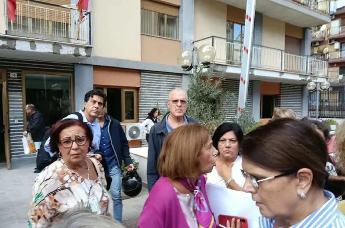 Ιταλία: Σεισμικός συναγερμός στη Σικελία – Δονήσεις έως 5,7 Ρίχτερ, προειδοποίηση για τσουνάμι και εκκενώσεις σχολείων