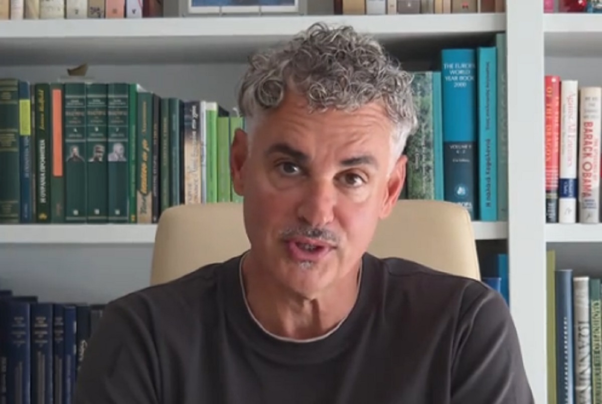 Άρης Σπηλιωτόπουλος: Απαντά σε όσους σχολιάζουν το νέο του look – «Οταν τα τρολάκια πάνε για μαλλί και βγαίνουν… μπαζωμένα»