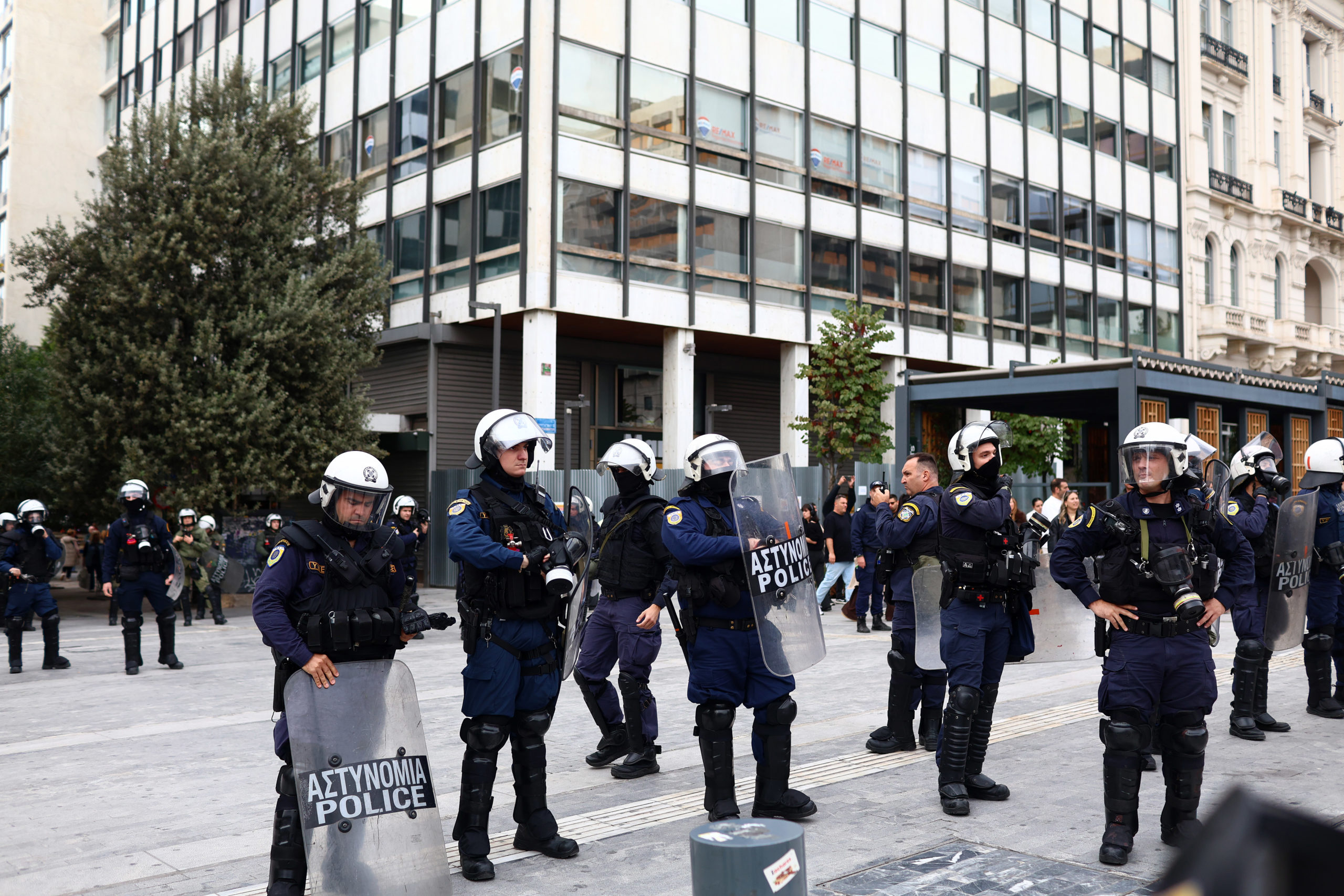 Τέσσερις προσαγωγές και μια σύλληψη σε πορεία στο κέντρο της Αθήνας