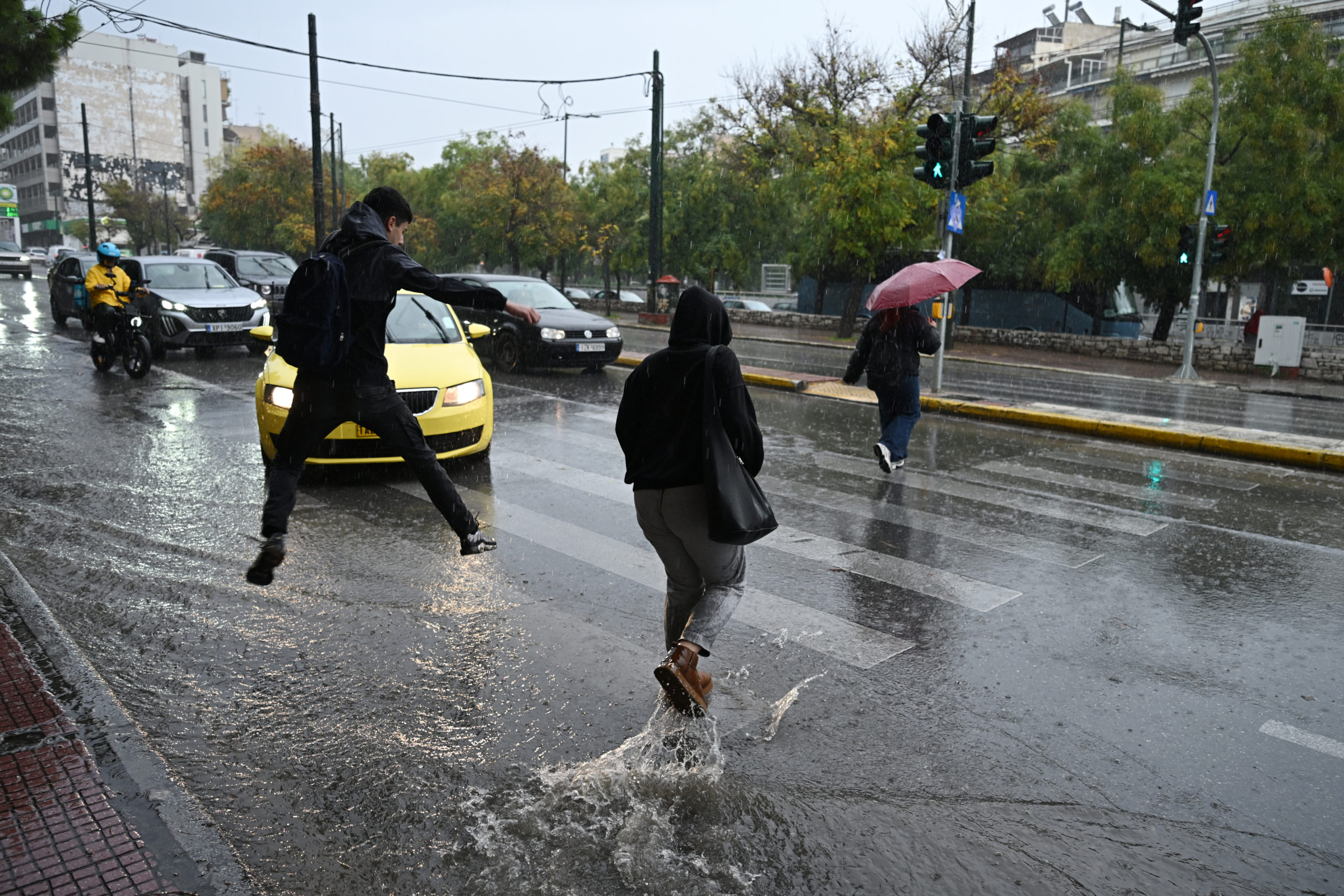 Κακοκαιρία: Κλήσεις για πλημμυρισμένα υπόγεια και κοπές δέντρων στην Αττική – Με δυσκολίες η κυκλοφορία των οχημάτων
