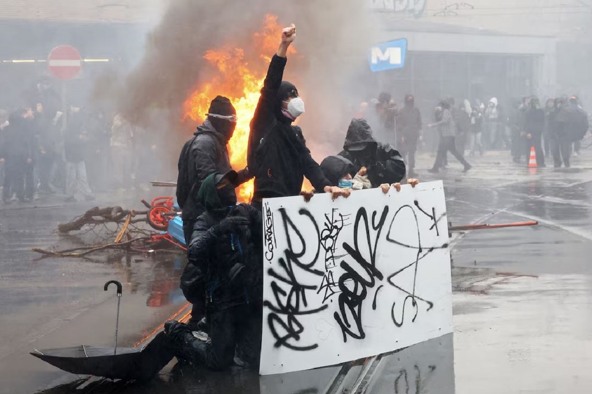Διαδηλωτής υψώνει τη γροθιά του κατά τη διάρκεια συγκρούσεων με την αστυνομία, καθώς φοιτητές συμμετέχουν σε πανεθνική απεργία κατά των μέτρων λιτότητας και των περικοπών στον προϋπολογισμό της βελγικής κυβέρνησης, στις Βρυξέλλες, στις 9 Οκτωβρίου 2026. (REUTERS/Yves Herman)