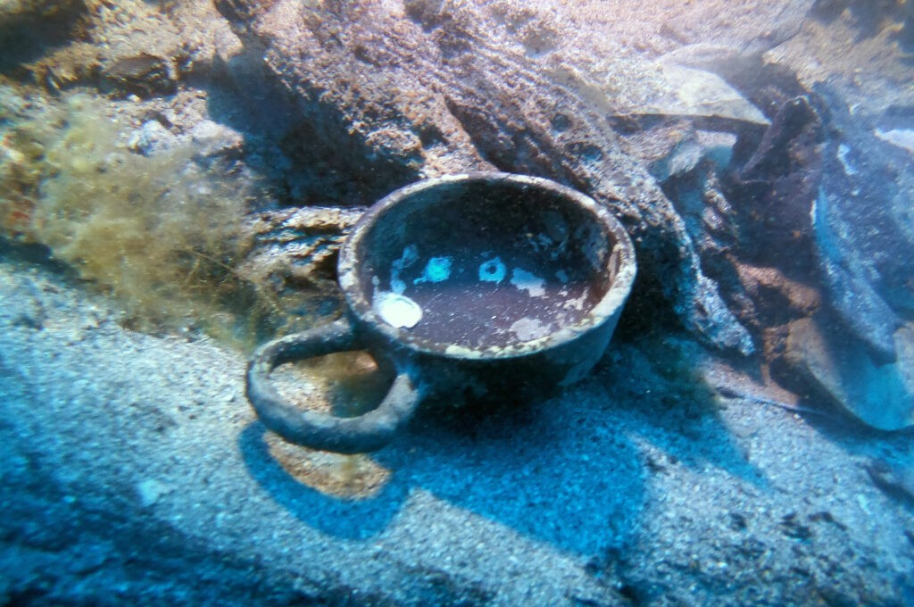 Ένα μελαμβαφές (μαύρο εφυαλωμένο) αγγείο πόσης στον βυθό της θάλασσας, στη θέση του ηλικίας 2.300 ετών ελληνιστικού ναυαγίου στον κόλπο Gnjilna της Κροατίας. Φωτογραφία: Κροατικό Ινστιτούτο Συντήρησης (HRZ)