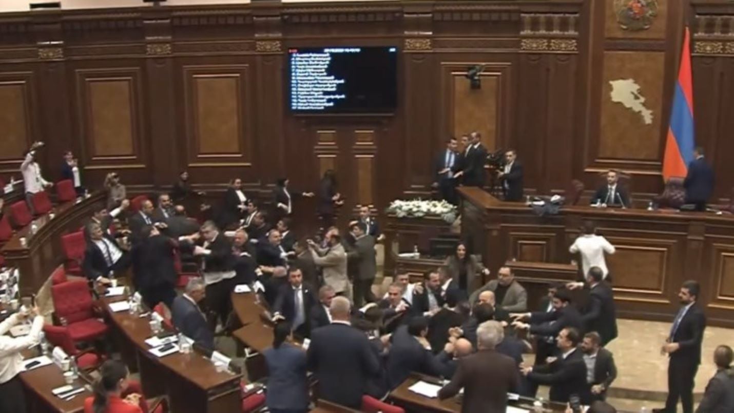 Χαμός στη Βουλή της Αρμενίας – Άγριο ξύλο μεταξύ βουλευτών – ΒΙΝΤΕΟ