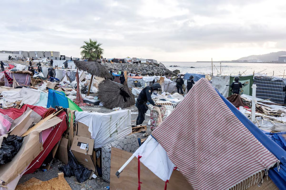 Θέουτα: Η ισπανική αστυνομία εκκένωσε καταυλισμό μεταναστών ενόψει της επίσκεψης του βασιλιά Φελίπε – Μεταφέρονται σε κέντρο υποδοχής