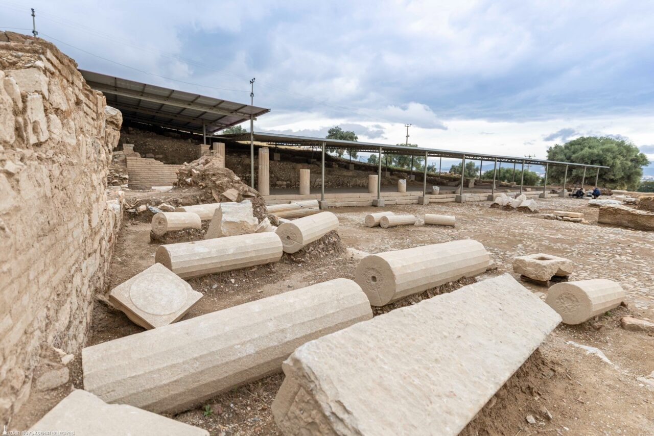 Πεσμένοι λίθινοι κίονες και αρχιτεκτονικά κατάλοιπα στο εσωτερικό του μνημειακού συγκροτήματος της Μητρόπολης, του οποίου η αρχική λειτουργία παραμένει υπό διερεύνηση. Φωτογραφία: Μητροπολιτικός Δήμος της Σμύρνης