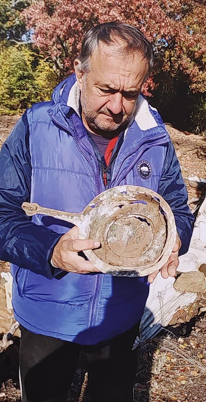 Ο αρχαιολόγος Ιβάιλο Κάνεφ (Ivaylo Kanev), διευθυντής ανασκαφών στον αρχαιολογικό χώρο Μπάλακ Ντερέ (Balak Dere) κοντά στο Ιβάιλοβγκραντ της Βουλγαρίας και αρχιεπίμελος στο Εθνικό Ιστορικό Μουσείο, εξετάζει ένα αρχαιολογικό εύρημα που εντοπίστηκε κατά τη διάρκεια των εργασιών πεδίου. Πηγή φωτογραφίας: Εθνικό Ιστορικό Μουσείο Βουλγαρίας