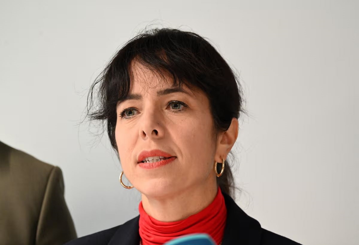 Η Ελίφ Εράλπ οδήγησε τη Die Linke στην εκλογική νίκη στο Βερολίνο, εφαρμόζοντας μια νέα στρατηγική προεκλογικής εκστρατείας με επισκέψεις από πόρτα σε πόρτα, η οποία αποδείχθηκε ιδιαίτερα αποτελεσματική στους νέους ψηφοφόρους. (Φωτογραφία: All Over Press)