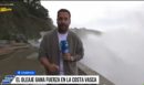 Τεράστιο κύμα «κατάπιε» δημοσιογράφο και εικονολήπτρια σε ζωντανή μετάδοση - Επικό ΒΙΝΤΕΟ