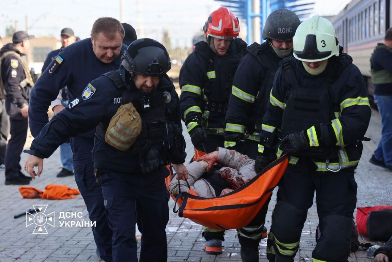 Ουκρανία: 19 νεκροί έπειτα από ρωσικά πλήγματα – Drone χτύπησε σιδηροδρομικό σταθμό στο Ντνίπρο, δύο 15χρονα κορίτσια σκοτώθηκαν στο Τσερνίχιβ