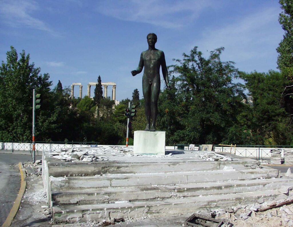 Στιγμιότυπο κατά την αποξήλωση του Έφηβου από τη συμβολή της λεωφόρου Αρδηττού με την οδό Αθανασίου Διάκου, στο πλαίσιο της κατασκευής της γραμμής του τραμ. Αθήνα 2003.Πηγή: Δήμος Αθηναίων, Αρχείο τμήματος Πολιτιστικής Κληρονομιάς (φωτ: Βικτωρία Καίσαρη).
