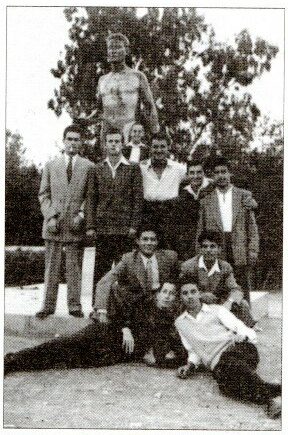 Νέοι του Πολυγώνου φωτογραφίζονται με τον Έφηβο.Πηγή: Τσίχλα-Μαρκοπούλου, Ε. Παλαιόν Πολύγωνον 19β. Αθήνα, 1996