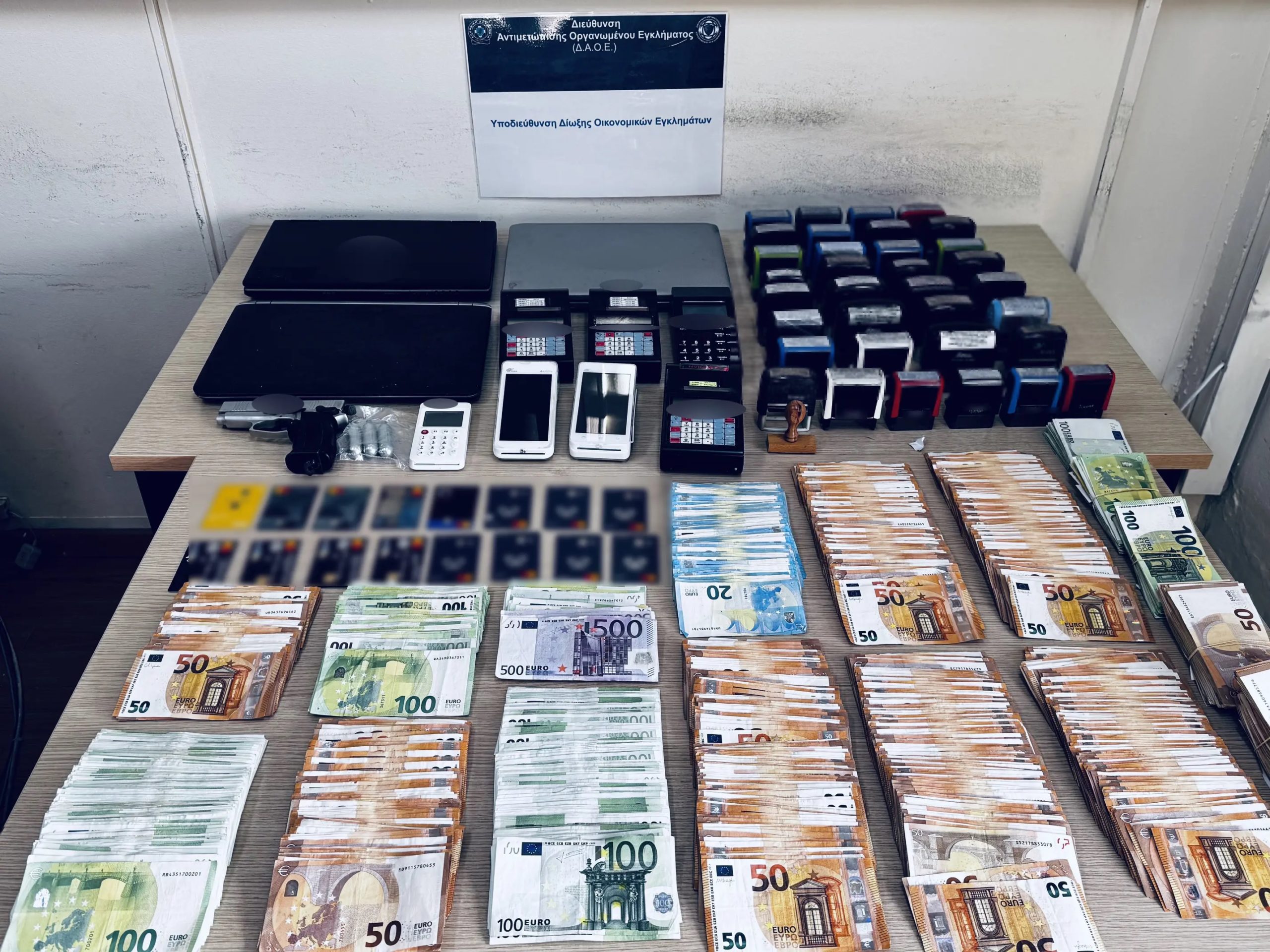 Φίλιππος Καμπούρης: Αδαμαντίδης, Θώδη, Ηλιάδη, Στανίση και ακόμη 9 τραγουδιστές εμφανίζονταν ως ασφαλισμένοι από το κύκλωμα – Η ανακοίνωση της ΕΛΑΣ