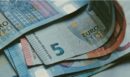 ΟΠΕΚΑ: Μηνιαία ενίσχυση έως 750 ευρώ σε γονείς: Ποιοι μπορούν να την λάβουν και πώς
