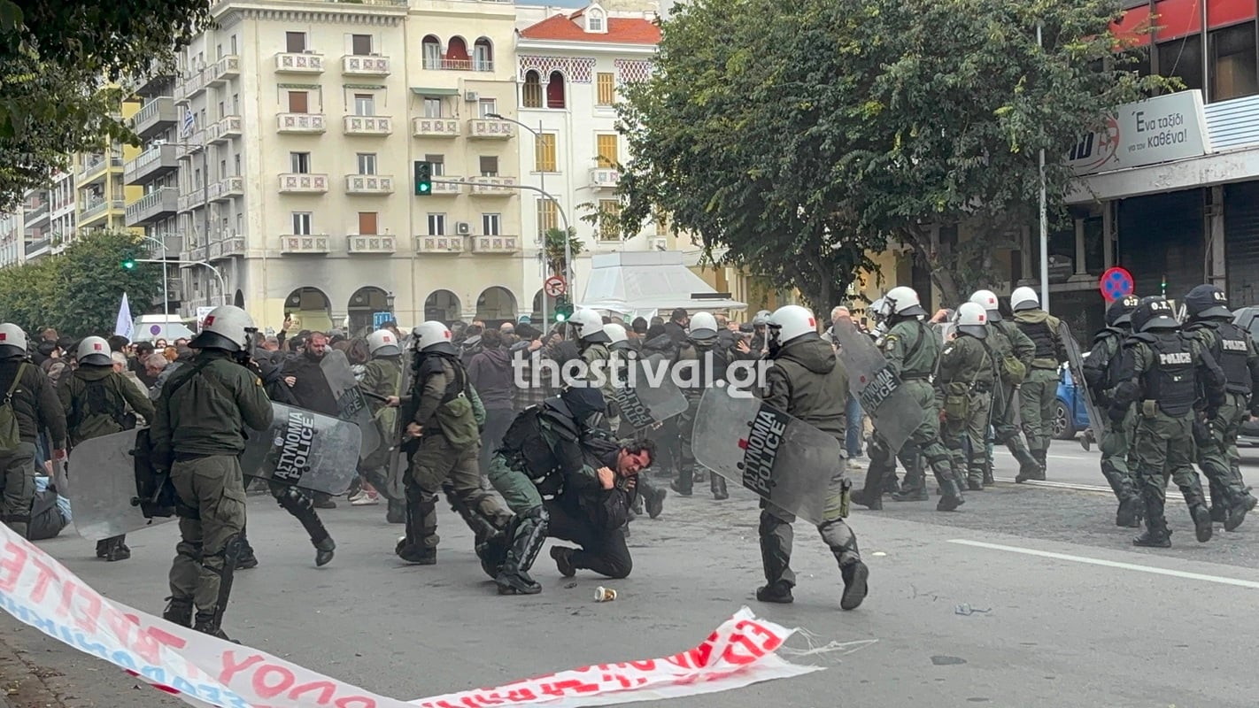Επεισόδια στο κέντρο της Θεσσαλονίκης μεταξύ διαδηλωτών και ΜΑΤ με φόντο την ομιλία Κασιδιάρη