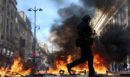 Ευρώπη σε αναβρασμό: Χιλιάδες στους δρόμους, συγκρούσεις και συλλήψεις σε Γαλλία, Ιταλία και Αλβανία – Κλιμακώνονται οι κινητοποιήσεις για την ακρίβεια