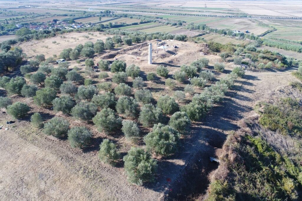 Αεροφωτογραφία του αρχαιολογικού χώρου στον Στύλλα και του περιβάλλοντος τοπίου του κοντά στην αρχαία Απολλωνία της Αλβανίας. Ο σωζόμενος δωρικός κίονας του ναού ορθώνεται ανάμεσα σε ελαιώνες. Φωτογραφία: Ινστιτούτο Αρχαιολογίας, Αλβανία