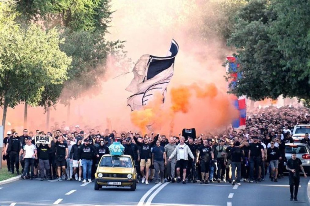 Ναζιστικά συνθήματα και φέρετρο του Άγιαξ στην πορεία των οργανωμένων οπαδών της Χάιντουκ – ΒΙΝΤΕΟ