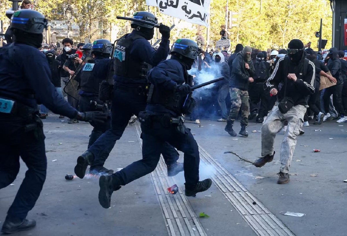 Αστυνομικοί των ΜΑΤ τρέχουν προς διαδηλωτή εν μέσω επεισοδίων στο Παρίσι, κατά τη διάρκεια πανεθνικών κινητοποιήσεων για καλύτερες συνθήκες εκπαίδευσης, στις 8 Οκτωβρίου 2026. Φωτογραφία αρχείου: REUTERS/Pedro Nunes.