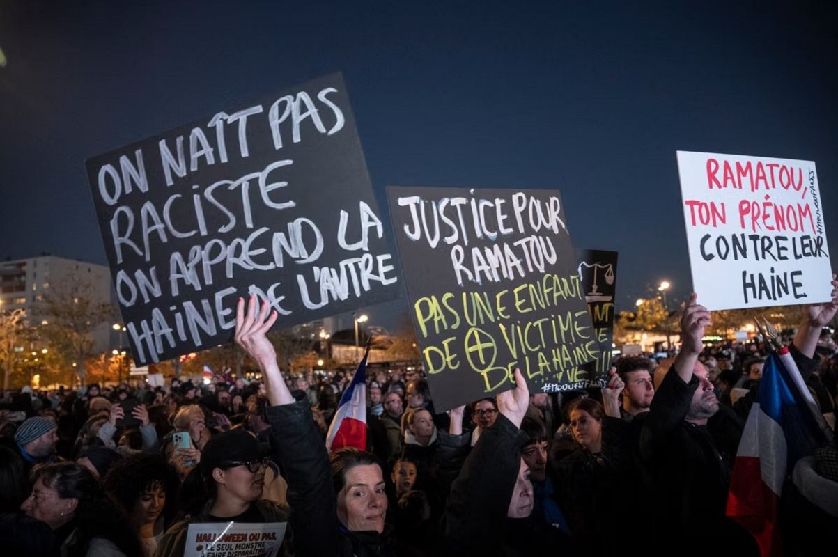 Στιγμιότυπο από τη συγκέντρωση κατά του ρατσισμού στην Τραπ, στις 30 Οκτωβρίου 2026, μία εβδομάδα μετά τη φονική επίθεση στην πόλη. (Φωτογραφία: Hervé Lequeux / Hans Lucas για τη Le Monde)