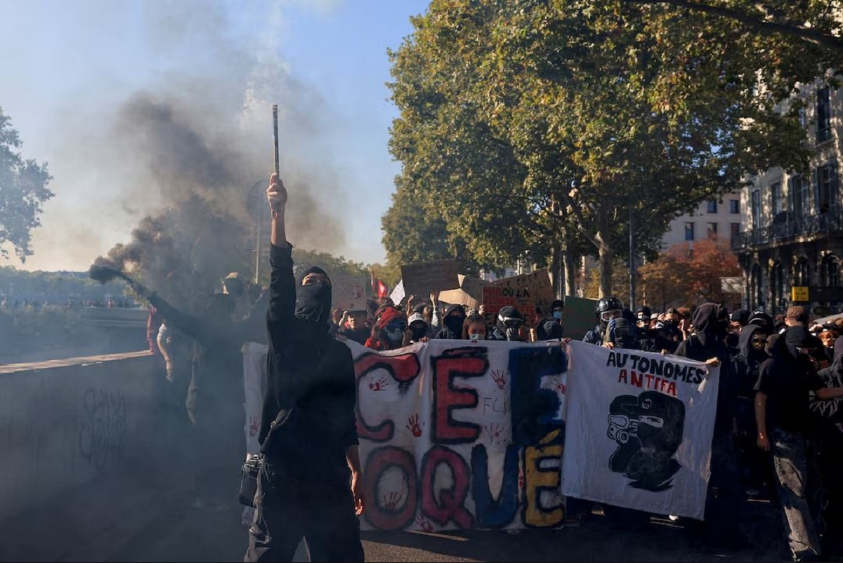Μαθητές λυκείου και φοιτητές συμμετέχουν σε διαδήλωση στη Λυών, στο πλαίσιο πανεθνικής ημέρας κινητοποιήσεων και αποκλεισμών για τις υπερπλήρεις αίθουσες, τις ελλείψεις εκπαιδευτικών και τα παλαιωμένα σχολικά κτίρια, στη Γαλλία, στις 6 Οκτωβρίου 2026. (REUTERS/Denis Balibouse)