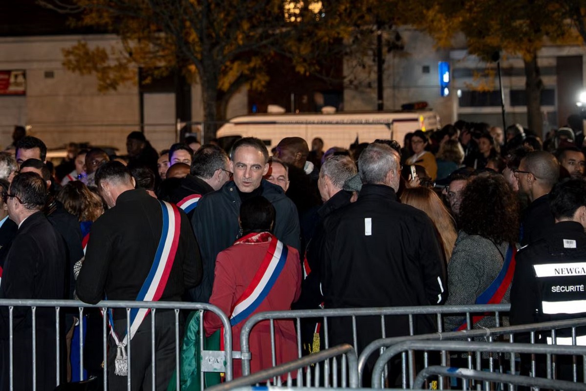 Ο Ραφαέλ Γκλικσμάν συμμετέχει στη συγκέντρωση κατά του ρατσισμού στην Τραπ, στις 30 Οκτωβρίου 2026. (Φωτογραφία: Hervé Lequeux / Hans Lucas για τη Le Monde)