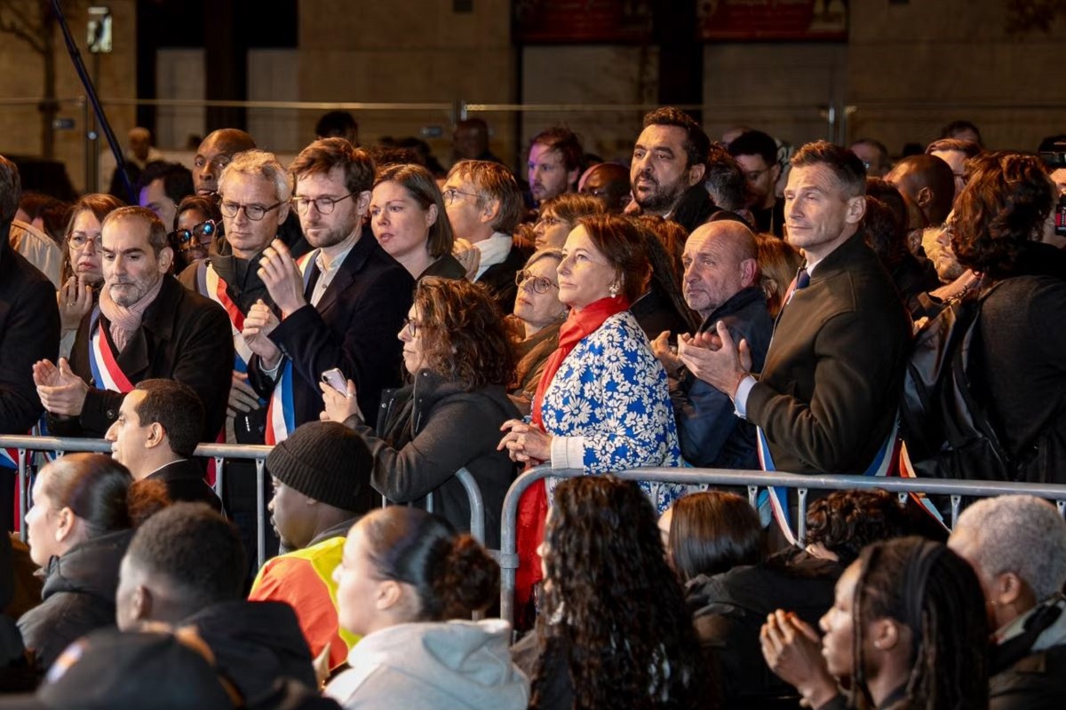 Η πρώην υπουργός Σεγκολέν Ρουαγιάλ (στο κέντρο) στη συγκέντρωση κατά του ρατσισμού στην Τραπ, στις 30 Οκτωβρίου 2026. (Φωτογραφία: Hervé Lequeux / Hans Lucas για τη Le Monde)