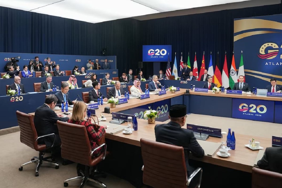 Ο Αμερικανός υπουργός Εξωτερικών Μάρκο Ρούμπιο, ο Ρώσος ομόλογός του Σεργκέι Λαβρόφ και οι υπουργοί Εξωτερικών της Σαουδικής Αραβίας, Φαϊζάλ μπιν Φαρχάν, της Βρετανίας, Εντ Μίλιμπαντ, της Πολωνίας, Ράντοσλαβ Σικόρσκι, του Μεξικού, Ρομπέρτο Βελάσκο, και της Τουρκίας, Χακάν Φιντάν, μαζί με άλλους αξιωματούχους στη σύνοδο της G20 στην Ατλάντα, στις 30 Οκτωβρίου 2026.