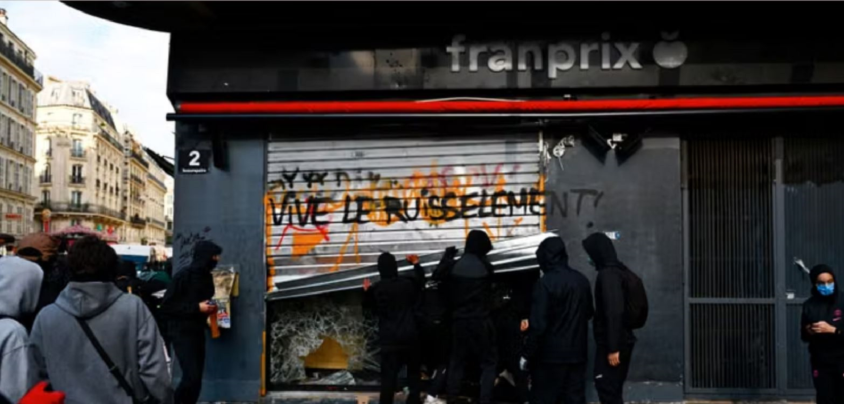 Συγκλονιστικό βίντεο από τη Γαλλία: Η στιγμή που γυναίκα ικετεύει διαδηλωτές να μην κάνουν πλιάτσικο σε σούπερ μάρκετ – «Δεν είναι αυτός ο σκοπός»