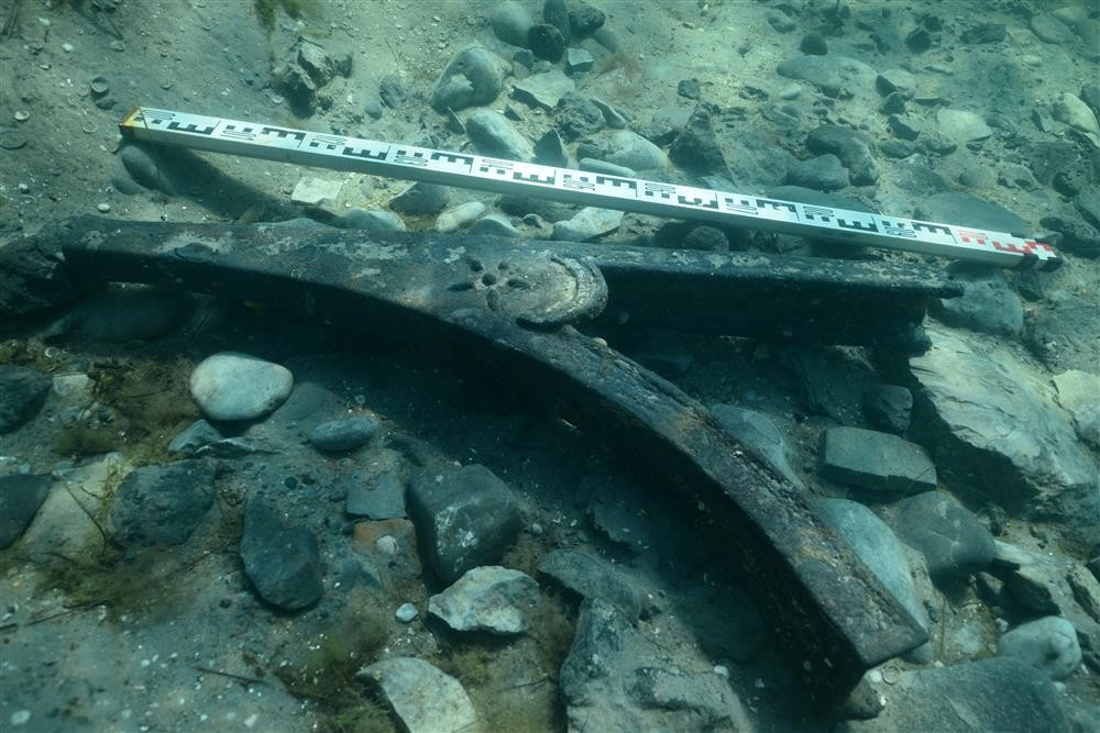 Έμβολο πολεμικού πλοίου και καρφιά in situ (στην αρχική τους θέση). Φωτογραφία: Ινστιτούτο Αρχαιολογίας, Ρωσική Ακαδημία Επιστημών