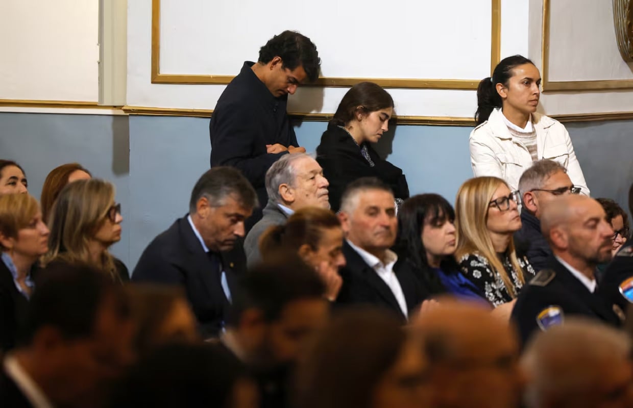 Ισπανία: Κλίμα οδύνης στην επιμνημόσυνη δέηση για τους 69 νεκρούς, αγωνία για τους αγνοούμενους – Πολιτική φθορά καταγράφεται για τον Σάντσεθ