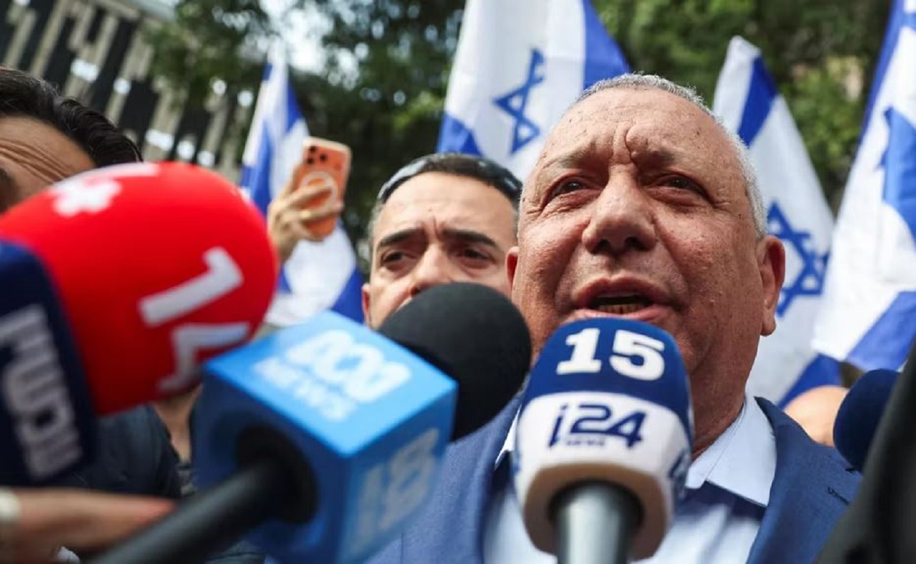 Ο πρώην αρχηγός του Γενικού Επιτελείου Ενόπλων Δυνάμεων του Ισραήλ και επικεφαλής του κόμματος Yashar, Γκάντι Άιζενκοτ, κάνει δηλώσεις στους δημοσιογράφους μετά την άσκηση του εκλογικού του δικαιώματος στη Χερτσλίγια. (Φωτογραφία: Shir Torem / Reuters)