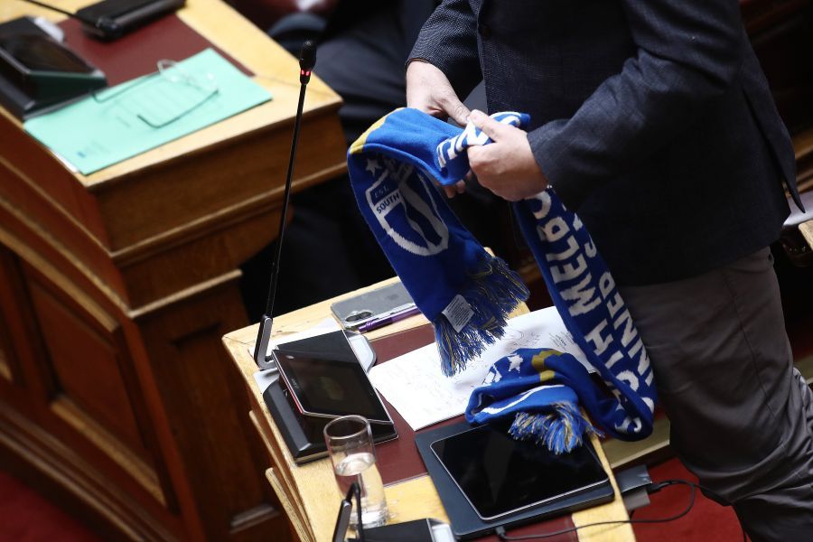 Καιρίδης με κασκόλ της «Ελλάς Μελβούρνης» στη Βουλή