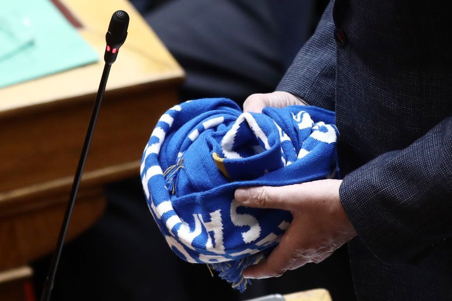 Καιρίδης με κασκόλ της «Ελλάς Μελβούρνης» στη Βουλή