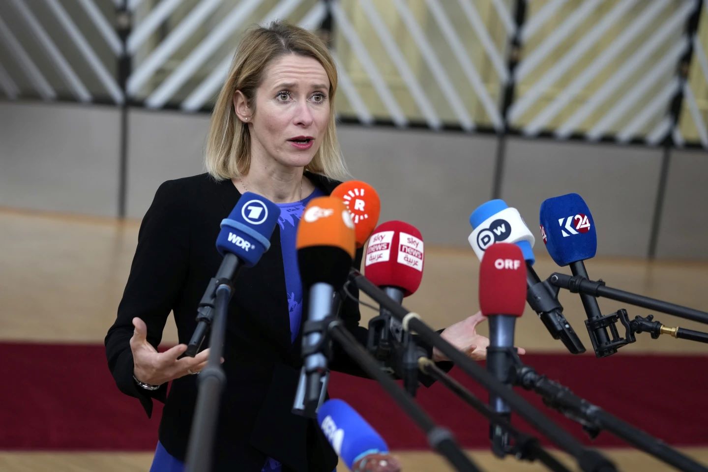 ΕΕ: Επιβάλλει 1.600 νέες κυρώσεις στη Ρωσία – «Ανησυχητικό» το ντιλ Τραμπ-Πούτιν για το ντίζελ, «άνιση» η εκεχειρία
