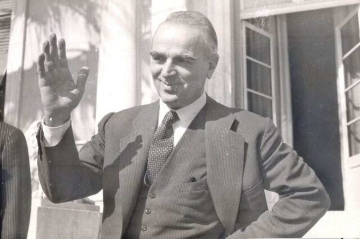 Νέα Δημοκρατία: Ο Κωνσταντίνος Καραμανλής και η γέννηση της παράταξης που σφράγισε τη Μεταπολίτευση
