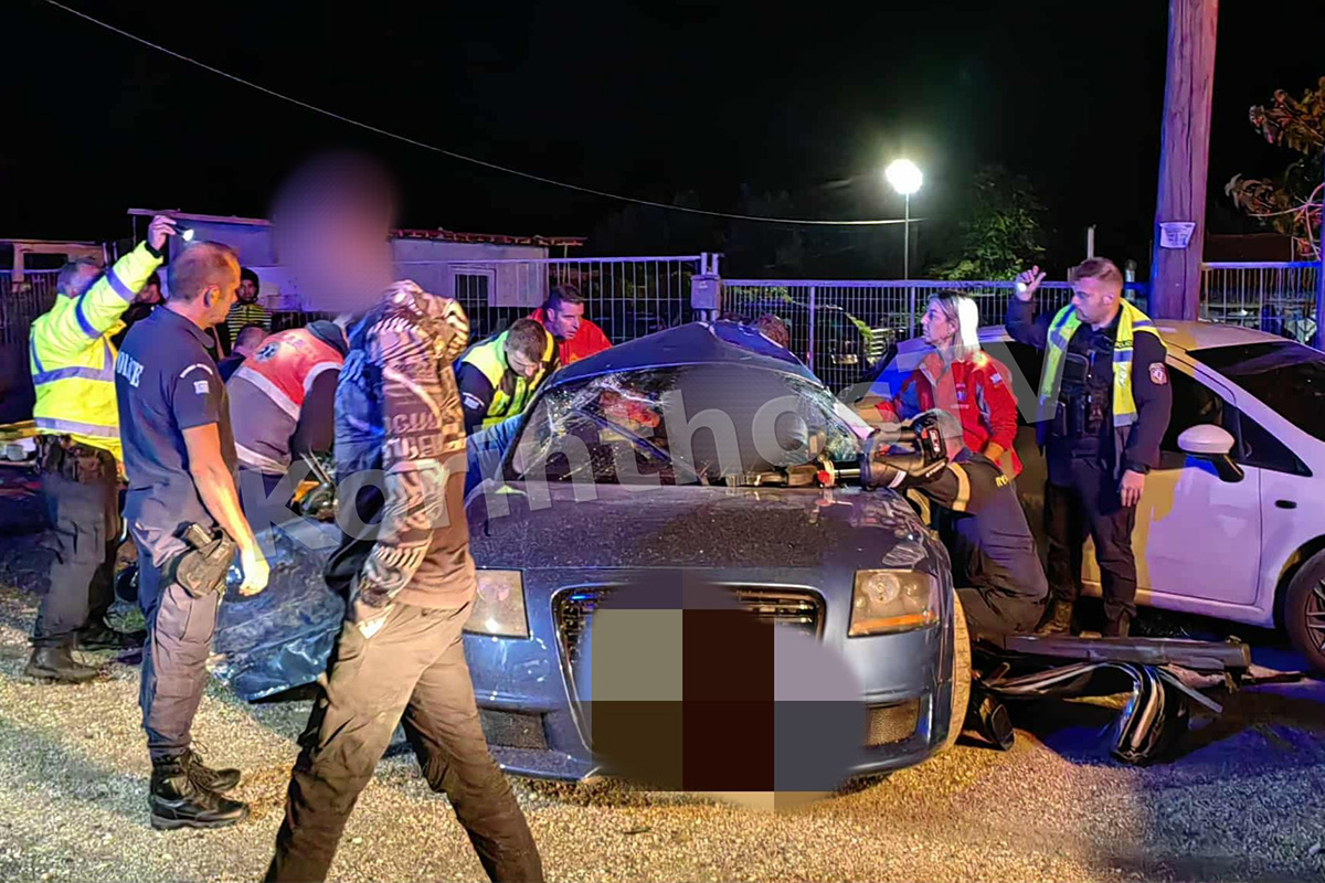 Σφοδρό τροχαίο στην Κόρινθο: Αυτοκίνητο κατέληξε πάνω σε κολώνες φωτισμού – Δύο τραυματίες