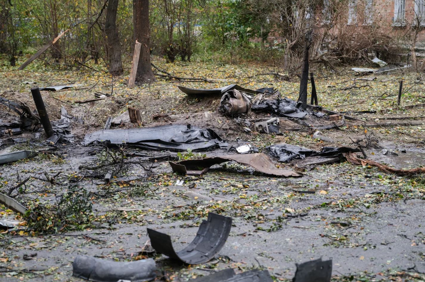 Συντρίμμια στο σημείο όπου κατέπεσε ρωσικό drone σε κατοικημένη περιοχή της συνοικίας Πετσέρσκ στο Κίεβο, την Πέμπτη (15/10). (Φωτογραφία: Serhii Korovayny / The Kyiv Independent)