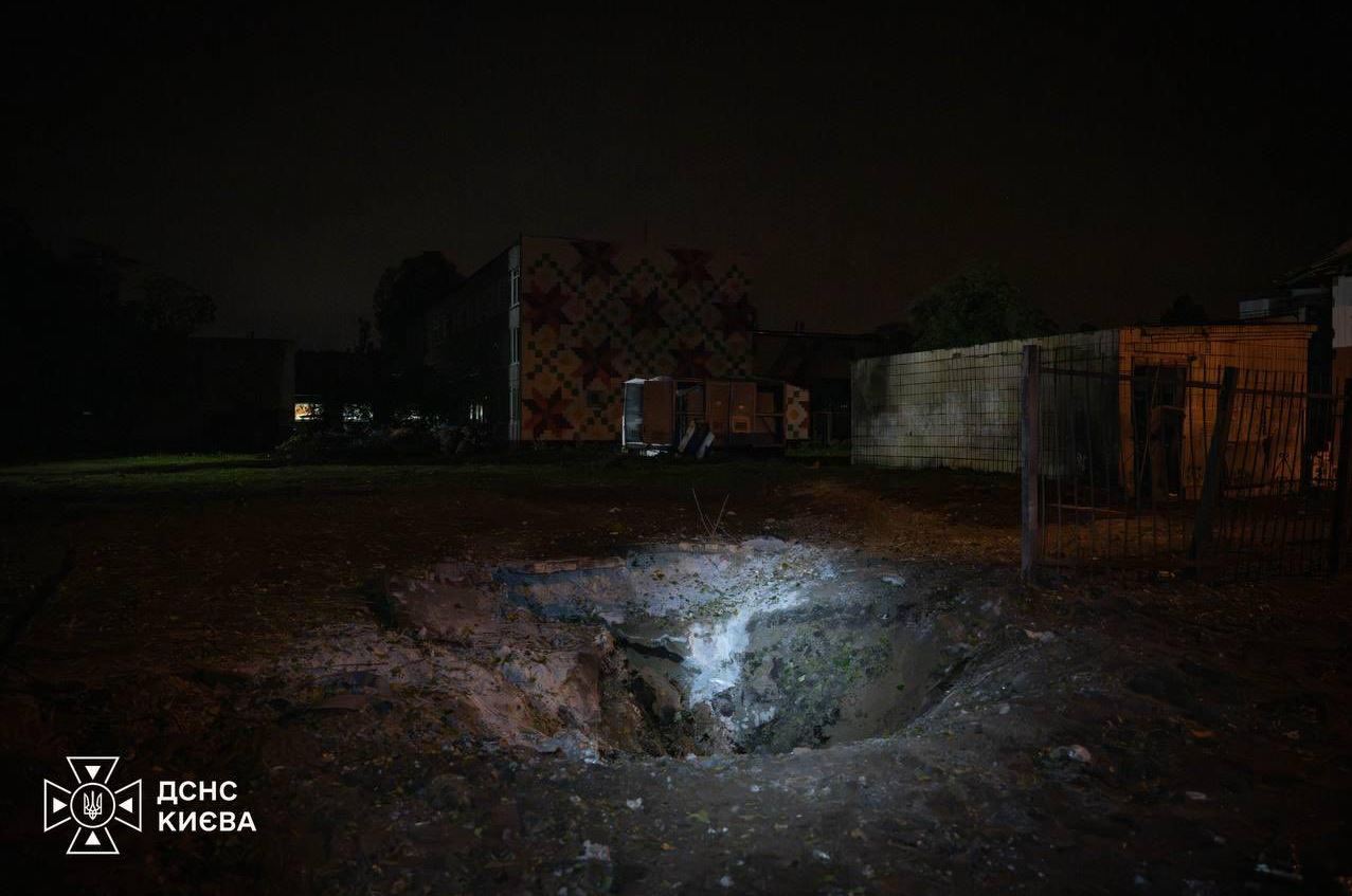 Κίεβο, 19 Οκτωβρίου 2026: Μεγάλος κρατήρας στο έδαφος μετά τη ρωσική πυραυλική επίθεση που έπληξε την ουκρανική πρωτεύουσα κατά τη διάρκεια της νύχτας. Φωτογραφία: Κρατική Υπηρεσία Αντιμετώπισης Εκτάκτων Αναγκών της Ουκρανίας