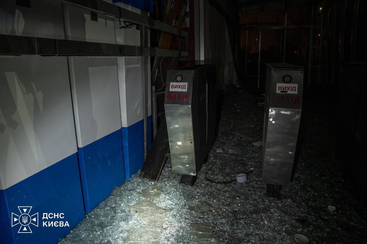 Κίεβο, 19 Οκτωβρίου 2026: Σπασμένα τζάμια και ζημιές στην είσοδο σταθμού του μετρό μετά τα νυχτερινά ρωσικά πυραυλικά πλήγματα. Φωτογραφία: Κρατική Υπηρεσία Αντιμετώπισης Εκτάκτων Αναγκών της Ουκρανίας